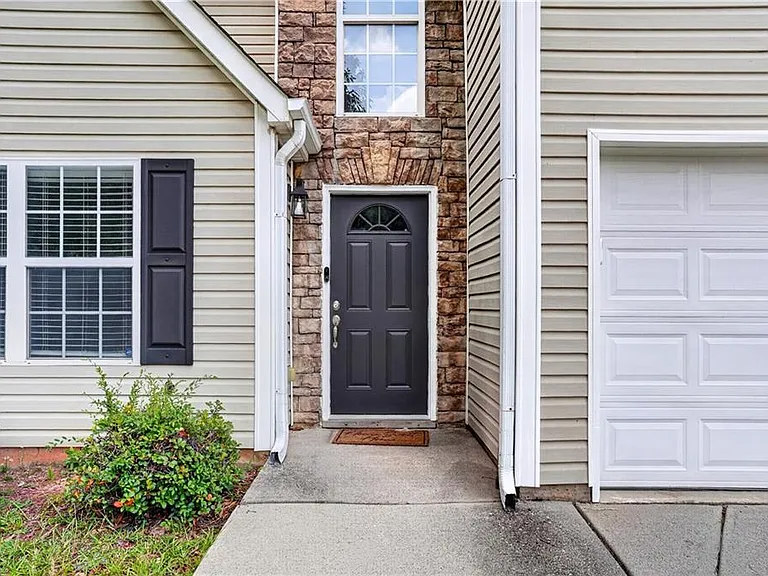 325 Shadowbrooke Cir — Photo 3