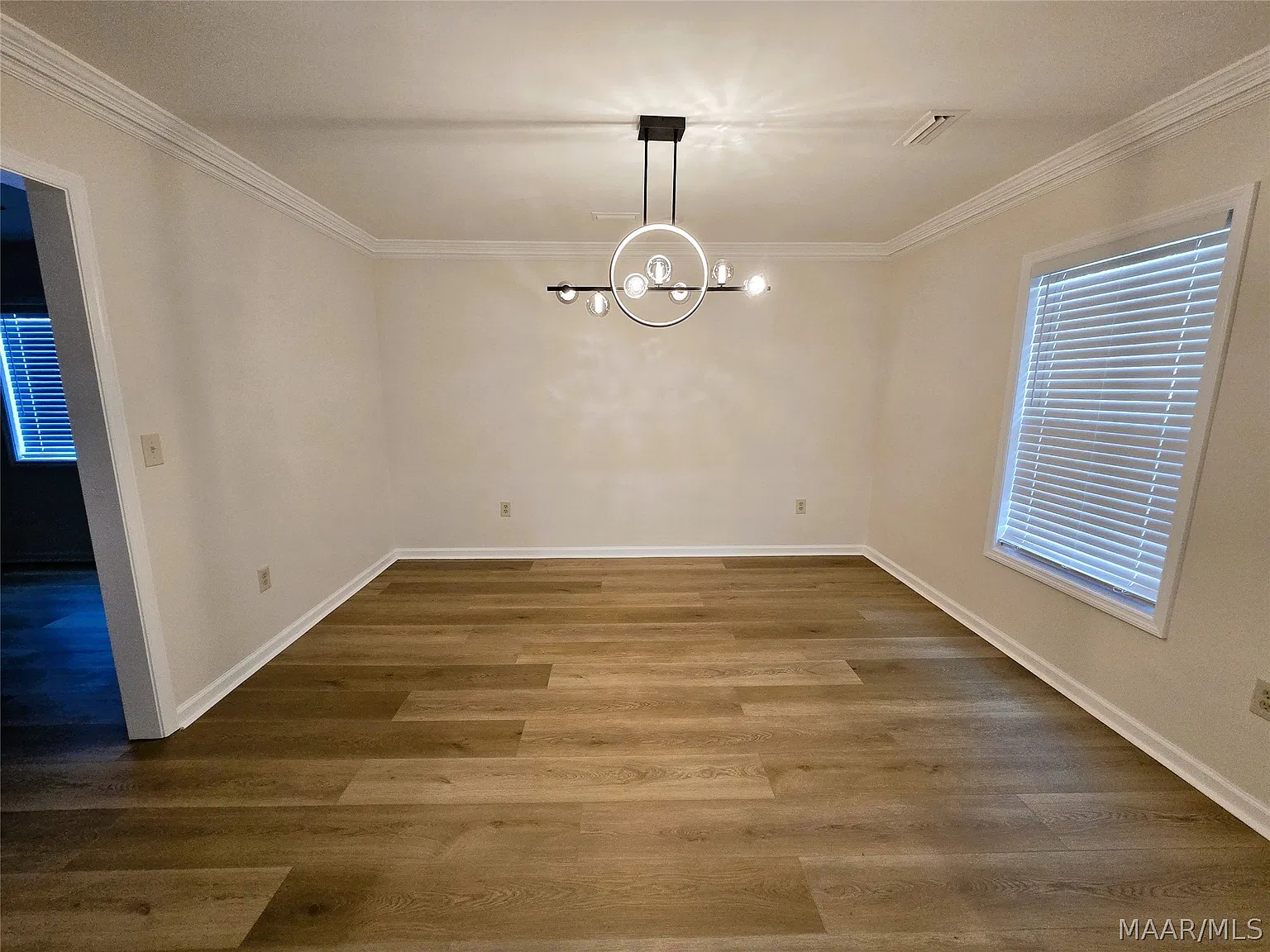 6 bed, 4.5 bath, 4621 sqft, $3,300 — Photo 3
