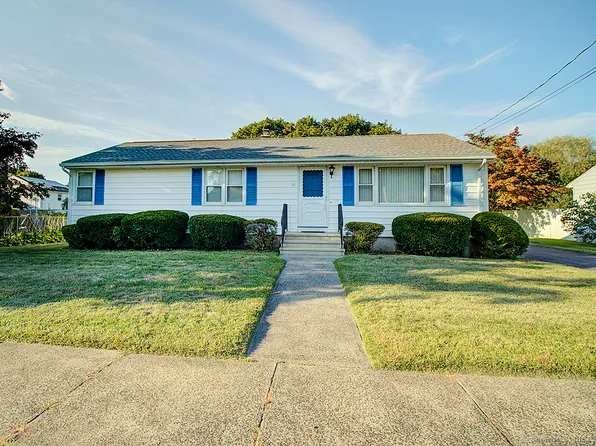 16 Fieldcrest Lane, Hamden, CT 06514