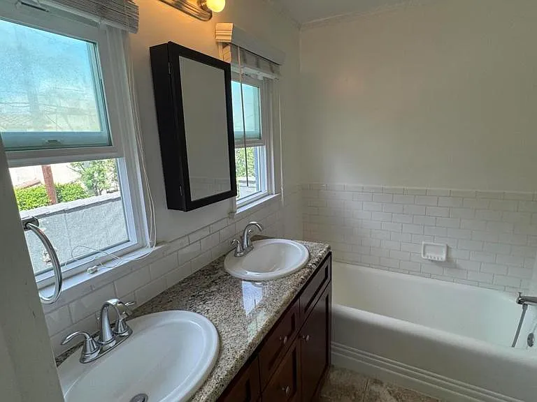 368 S Crescent Dr — Photo 7