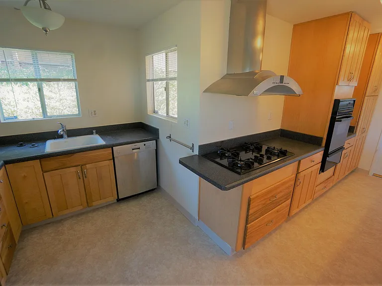 960 Nolbey St — Photo 3