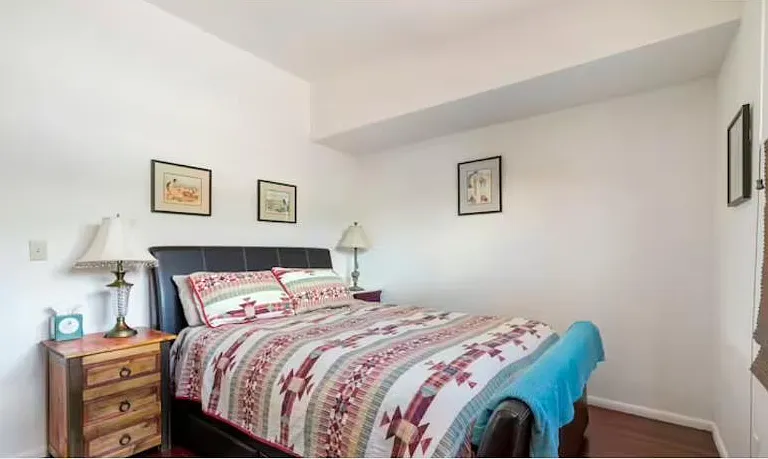 Comfy queen sleigh bed with storage drawers underneath both sides
