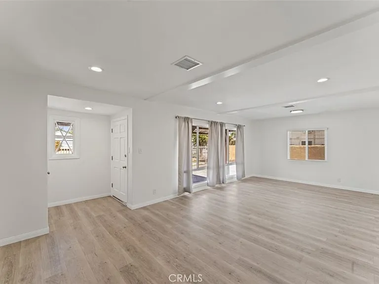 14722 Strathern St — Photo 8