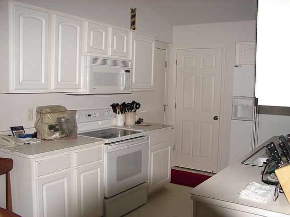 KITCHEN/GARAGE ENTRY DOORWAY TO BASEMENT