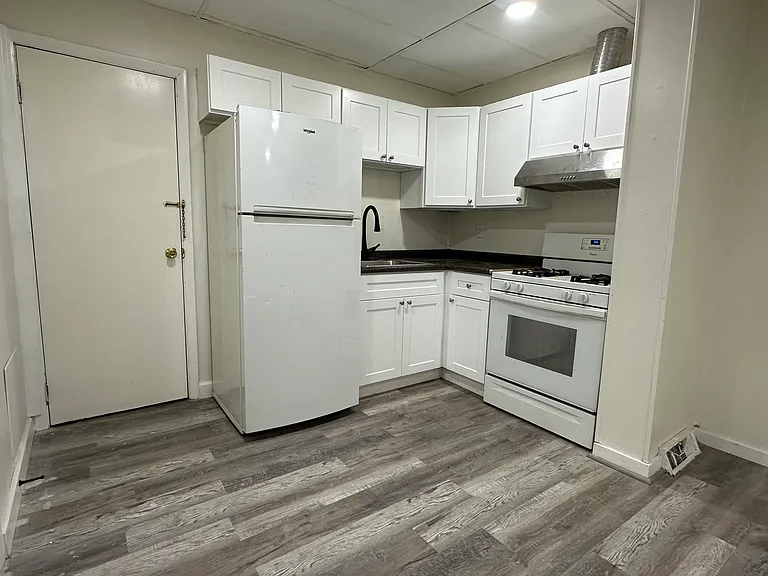 1246 Main St #5 — Photo 8