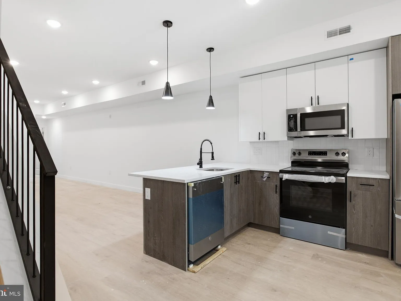2 bed, $1,600 — Photo 1