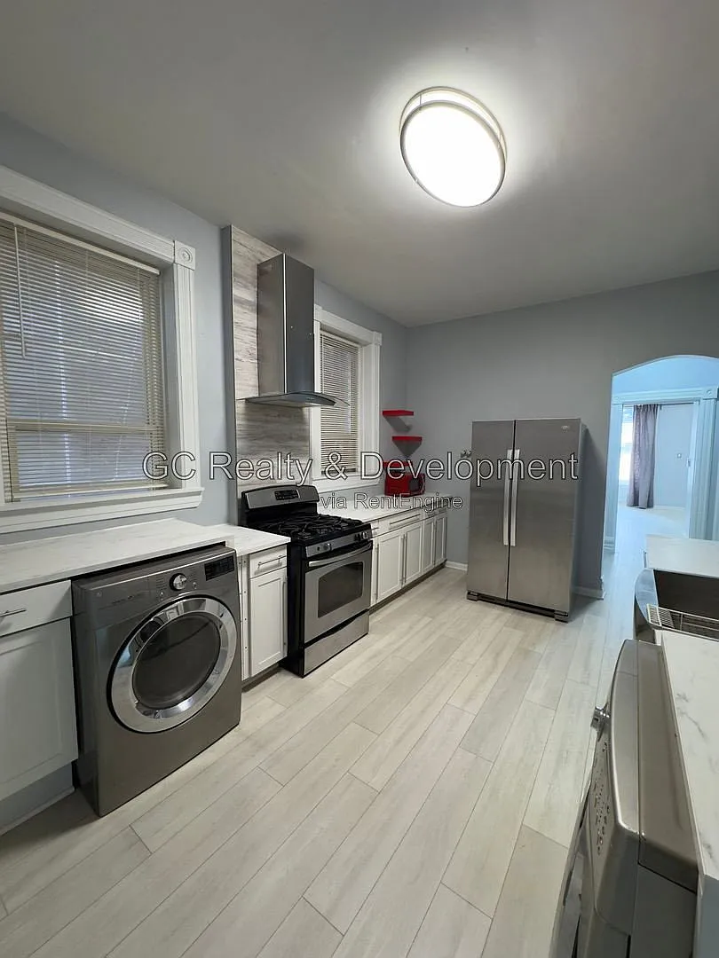 3 bed, 1.0 bath, 800 sqft, $1,900 — Photo 3