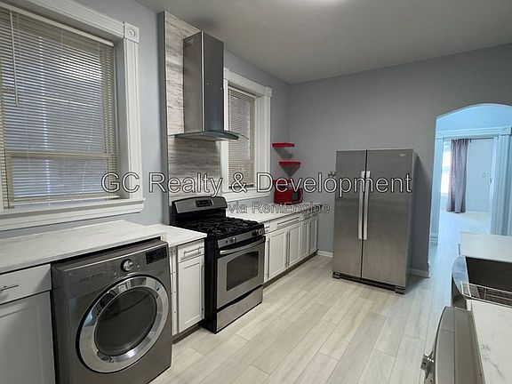 3rd image of 2307 S Leavitt St APT 1