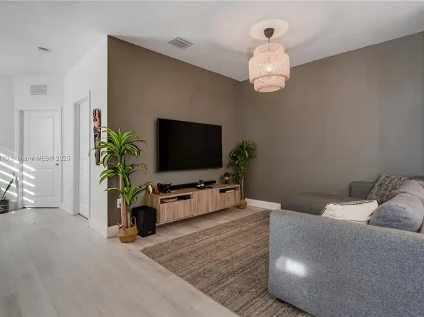 370 NE 214th St #370, Miami, FL 33179