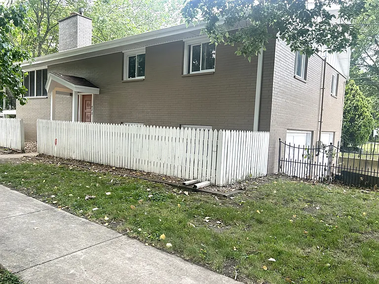 422 E Chapin St — Photo 3