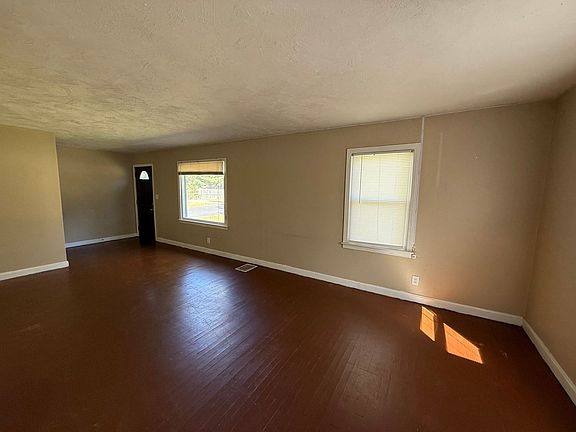 3rd image of 3220 Acacia Ave