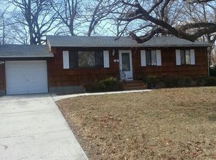 2 Willow St, Wheatley Heights, NY 11798