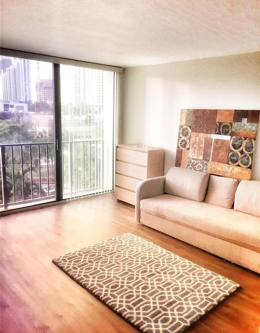 Winston Towers 600 Condo — Photo 4