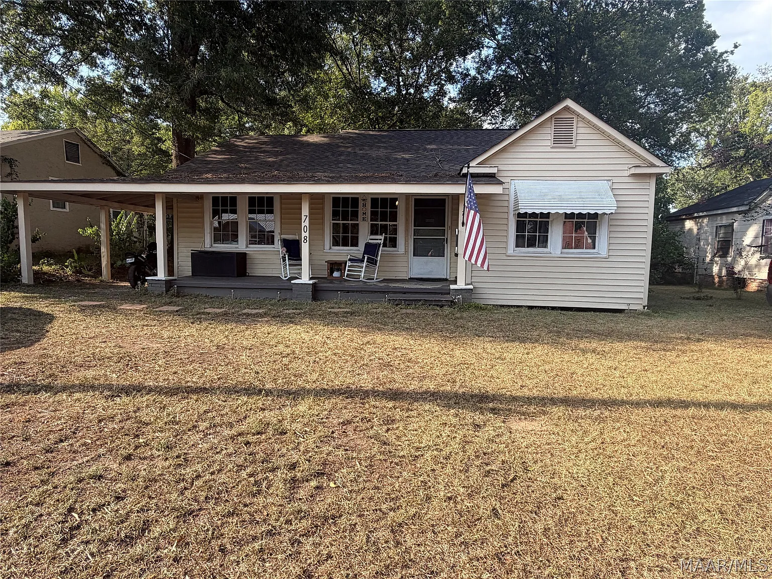 3 bed, 1.0 bath, 1122 sqft, $1,200 — Photo 1