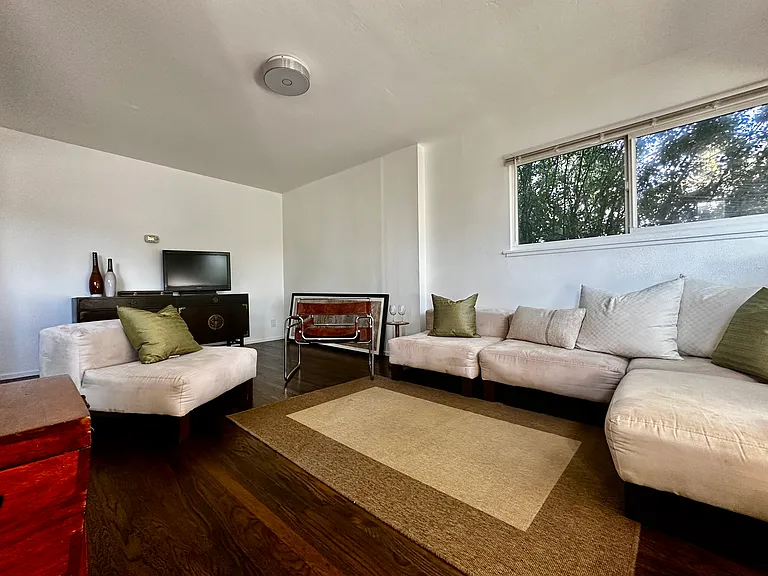 450 42nd St #B — Photo 4