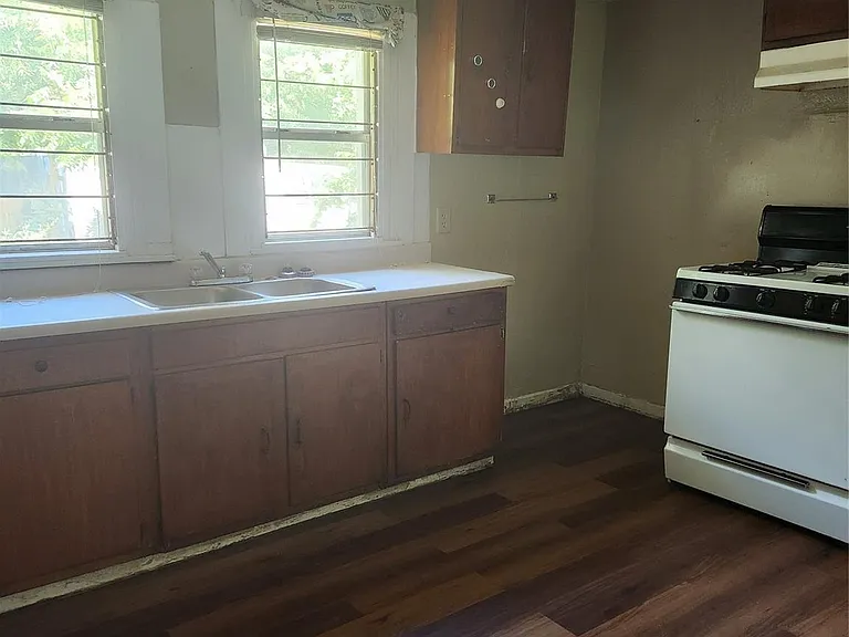 4827 Shreveport Blvd — Photo 2