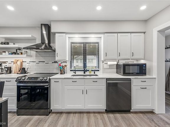 5th image of 992 E 4th St