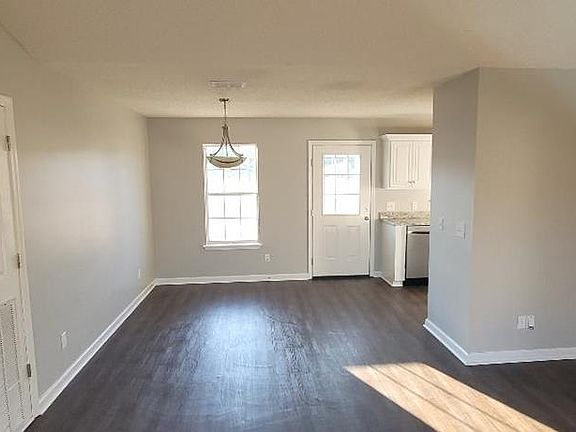 3rd image of 114 Sweetbriar Ln