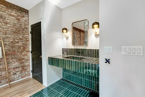 Rented by Compass | media 21
