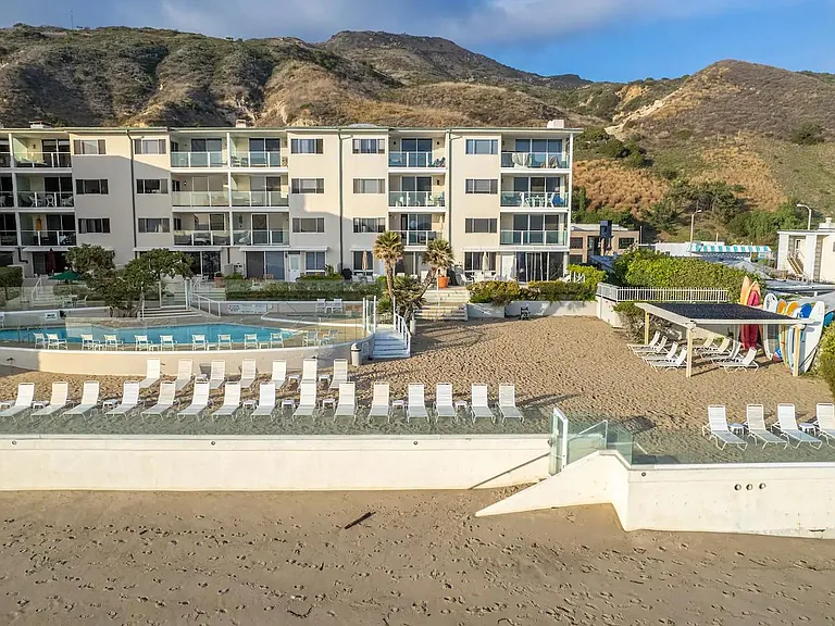 Discover Aqualina's prime location on Carbon Beach, a coveted spot near Nobu, Soho House, and the iconic Malibu Pier.