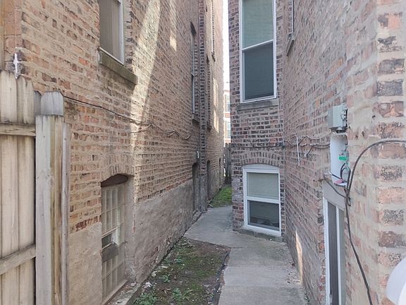 5th image of 1529 S Central Park Ave #1