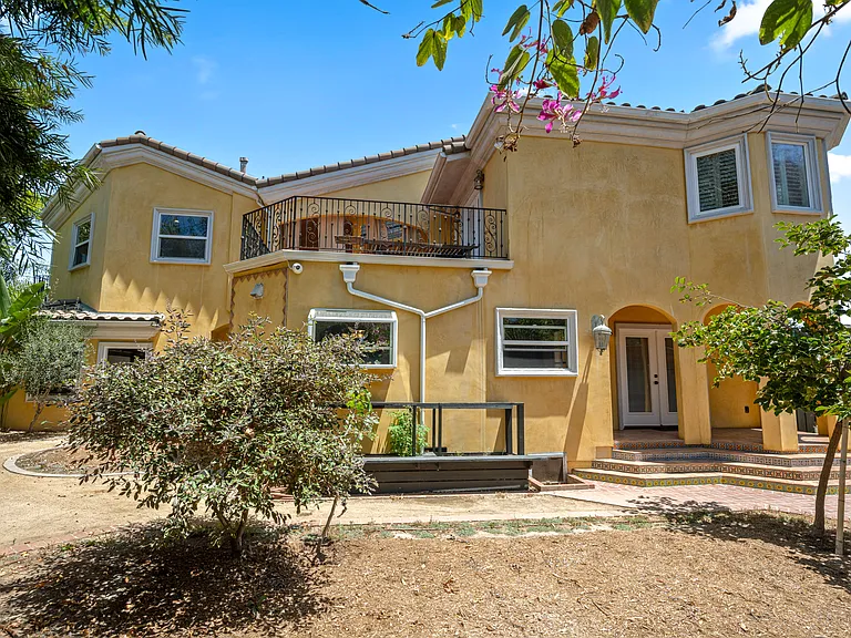 8302 S Sepulveda Blvd — Photo 1