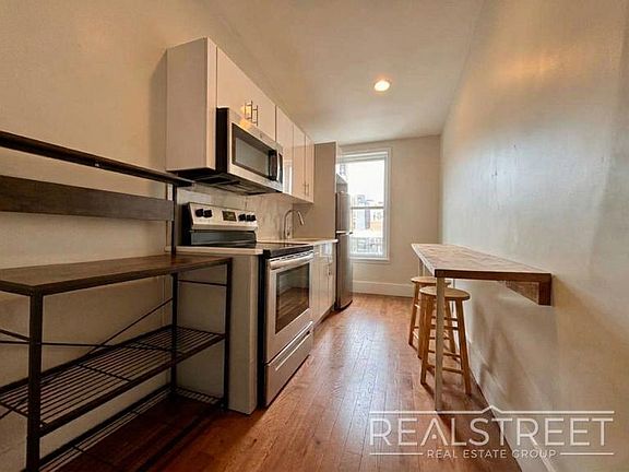 3rd image of 542 Willoughby Ave APT 3