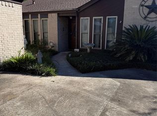 501 Pin Oak Dr, Baytown, TX 77520