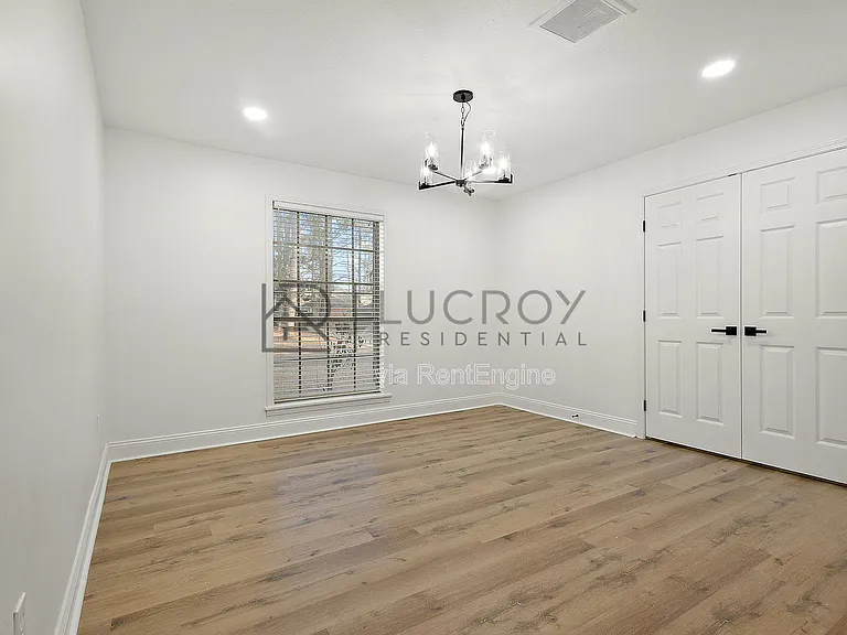 816 Winthrop Cir — Photo 3
