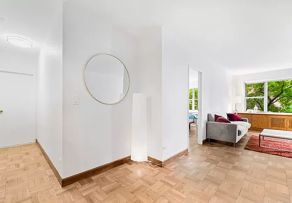 3rd image of 130 E 63rd St APT 4D