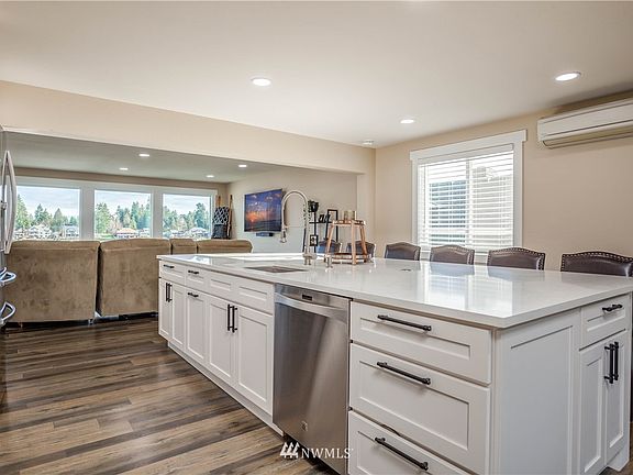 Enormous kitchen island!