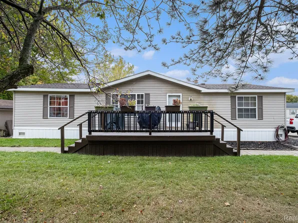 11311 N Lake Dr, Fenton, MI 48430