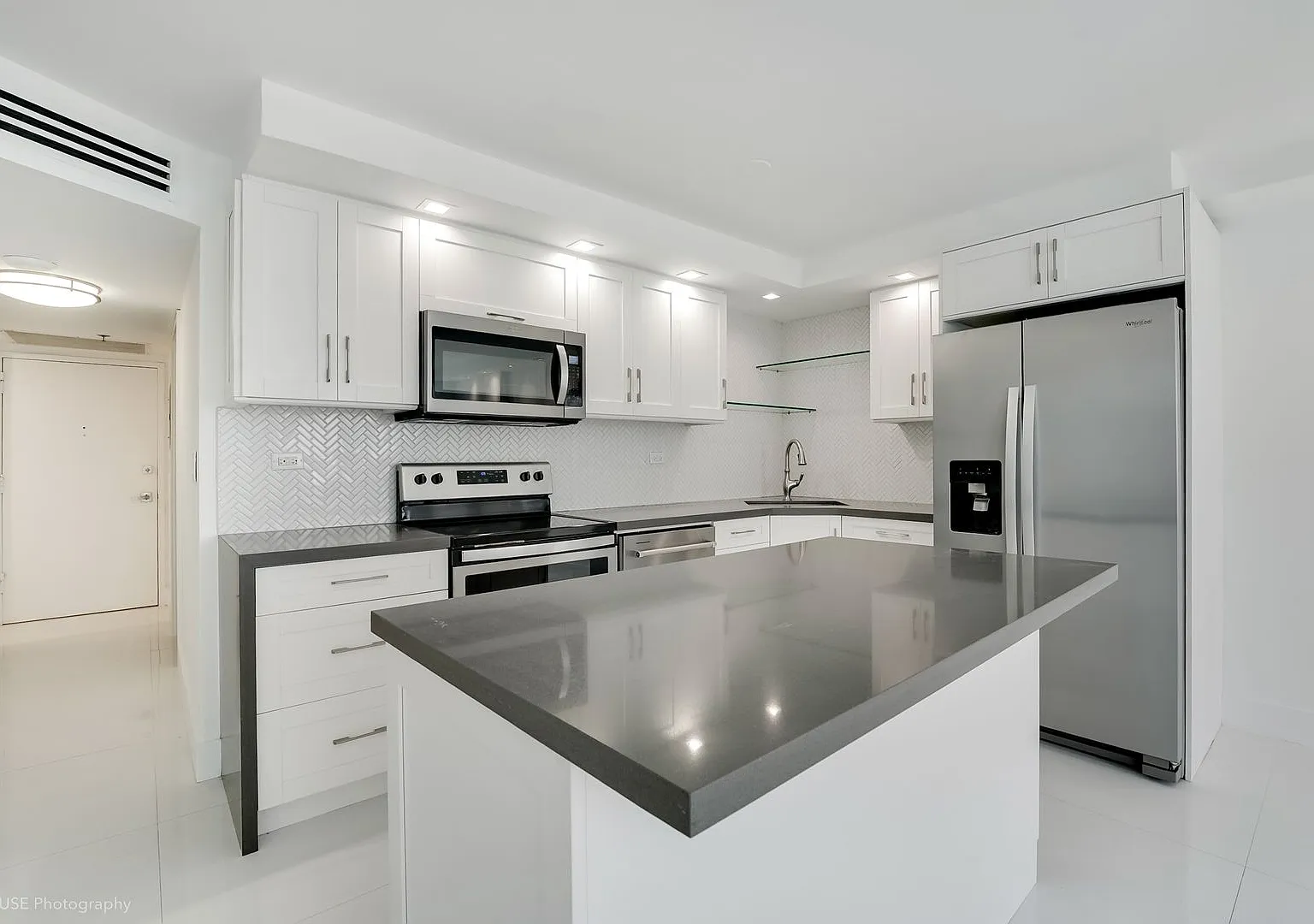 Maison Grande 6039 Collins Ave — Photo 1