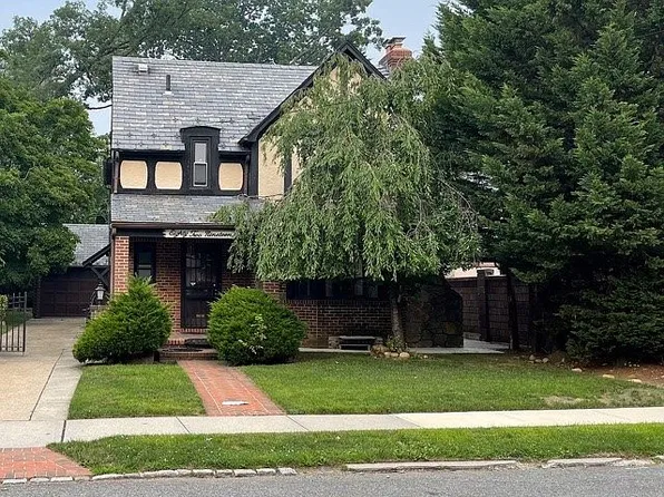 8219 Chevy Chase St, Jamaica Estates, NY 11432