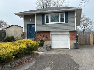 220 Adirondack Dr, Selden, NY 11784