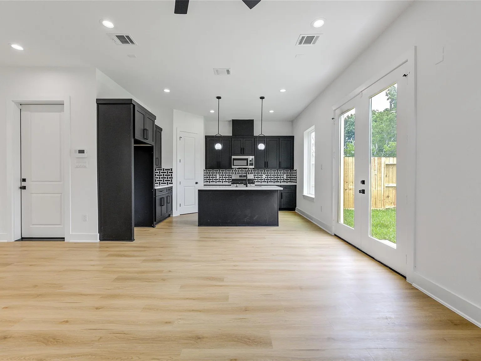 3 bed, 2.5 bath, 5540 sqft, $2,500 — Photo 4