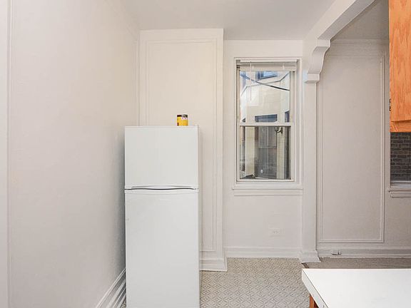 4th image of 4060 N Kenmore Ave APT 104