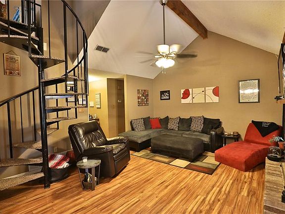3rd image of 825 Chanticleers Ln