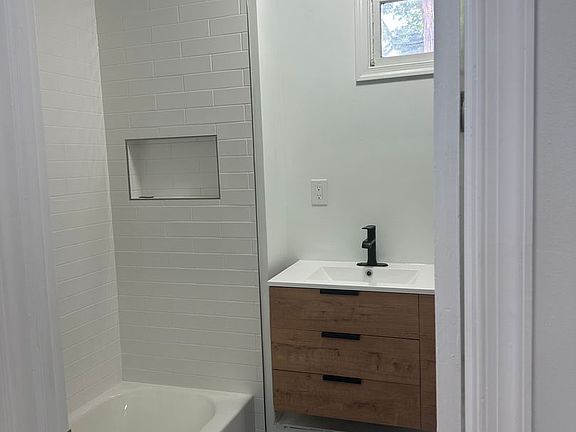 5th image of 8 Randall Ct
