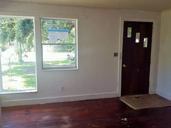 3rd image of 1061 Lasalle St