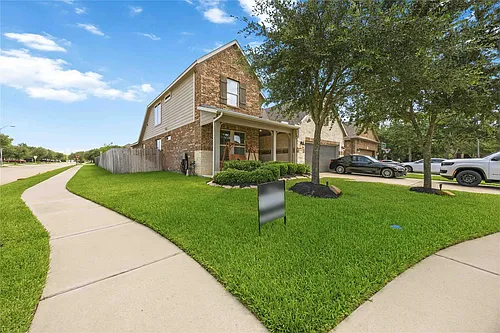21018 Chir Pine Cir Photo 1