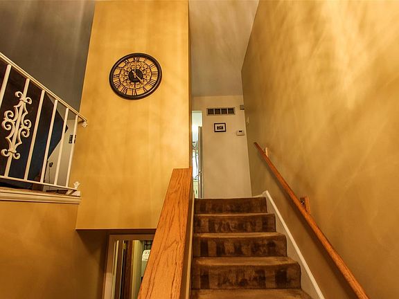 3rd image of 12 Golden Oak Ct