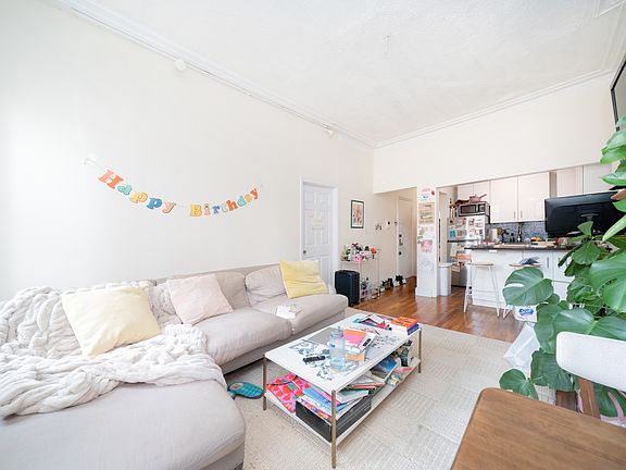 3rd image of 208 E 60th St APT 3