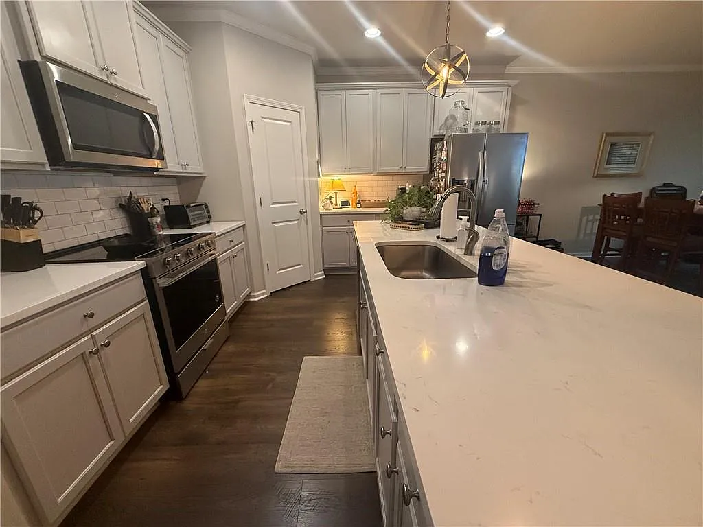 3 bed, 2.5 bath, 2020 sqft, $1,995 — Photo 4