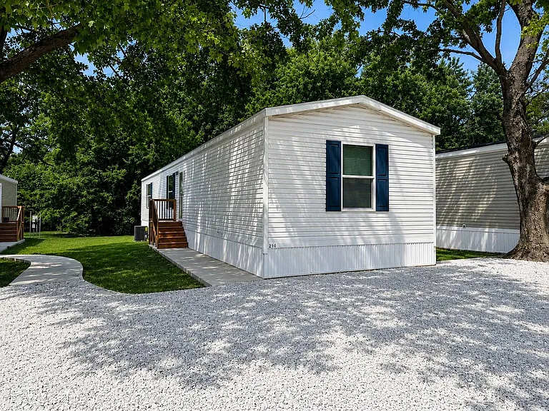 216 Circle Dr #9R — Photo 1