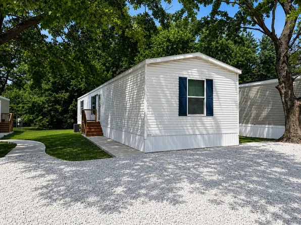216 Circle Dr #9R, Metamora, IL 61548