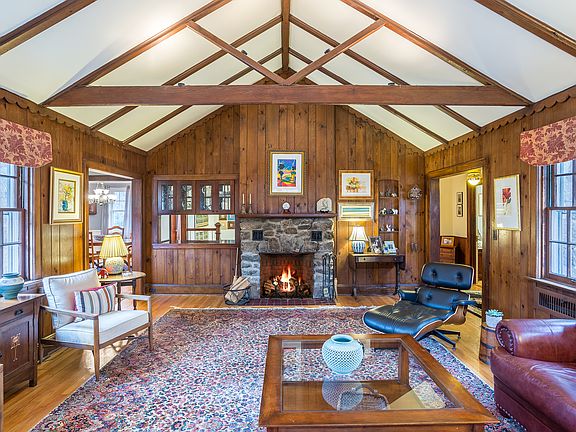 4th image of 28 Woody Brook Ln