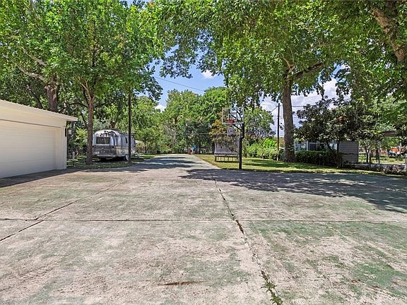 2nd image of 2323 Terminal Loop Rd