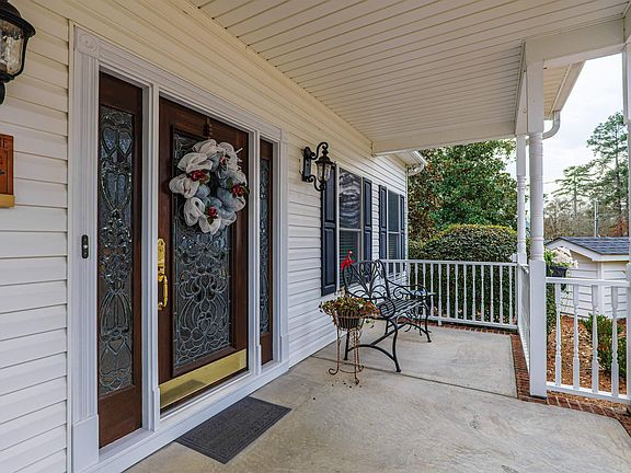 4th image of 624 E Point Dr