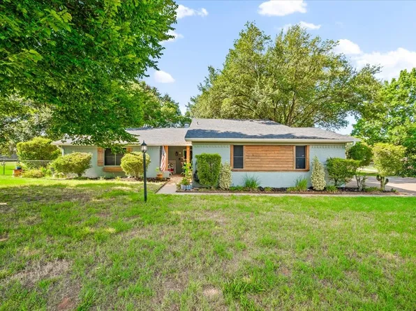 209 Live Oak Ln, Burleson, TX 76028